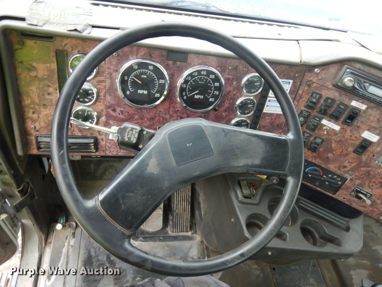 image for item JQ9322 2001 International 5500i  ready mix truck