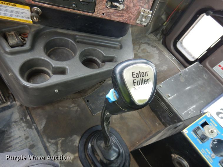 image for item JQ9322 2001 International 5500i  ready mix truck