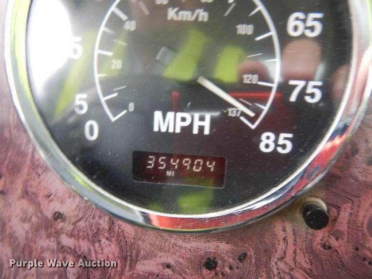 image for item JQ9322 2001 International 5500i  ready mix truck