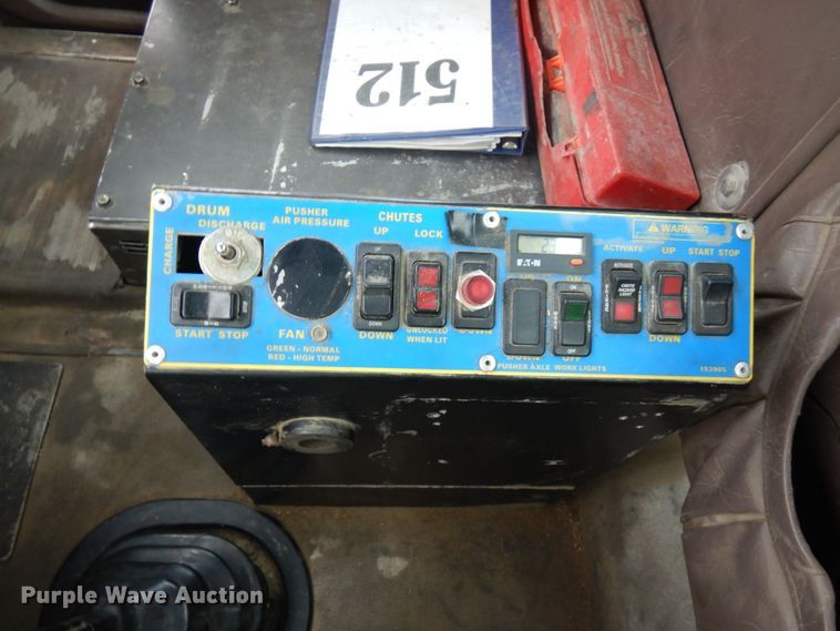 image for item JQ9322 2001 International 5500i  ready mix truck