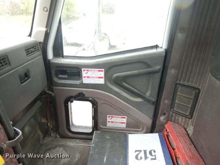 image for item JQ9322 2001 International 5500i  ready mix truck