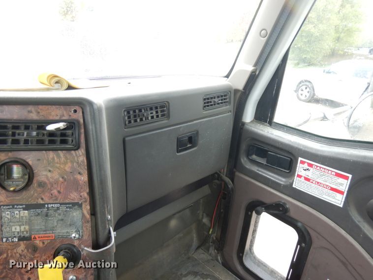 image for item JQ9322 2001 International 5500i  ready mix truck