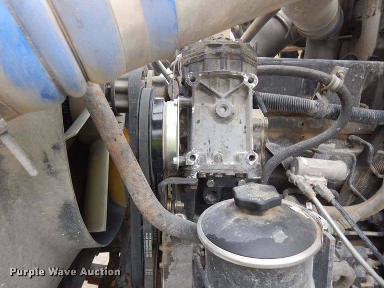 image for item JQ9322 2001 International 5500i  ready mix truck