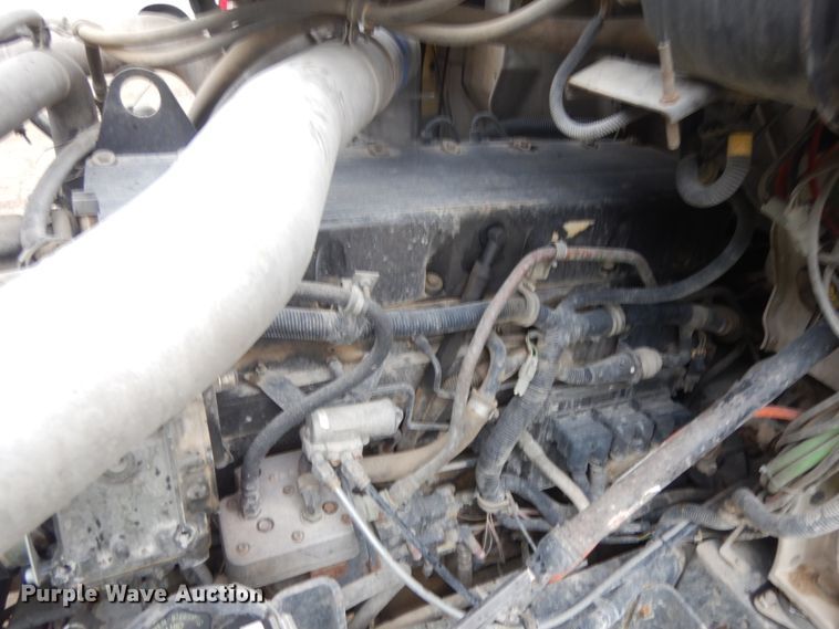 image for item JQ9322 2001 International 5500i  ready mix truck