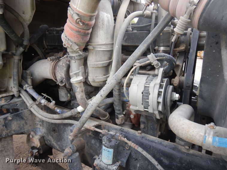 image for item JQ9322 2001 International 5500i  ready mix truck