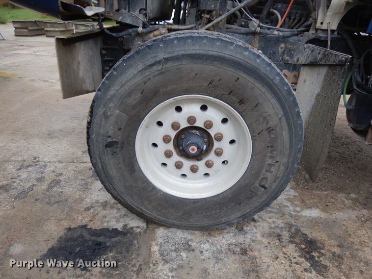 image for item JQ9322 2001 International 5500i  ready mix truck