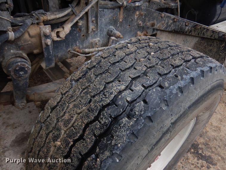 image for item JQ9322 2001 International 5500i  ready mix truck