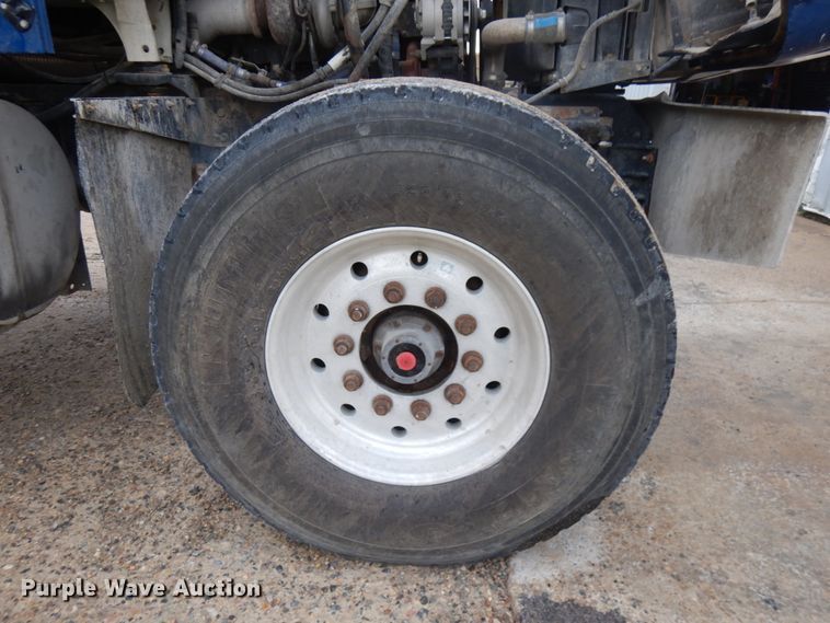 image for item JQ9322 2001 International 5500i  ready mix truck