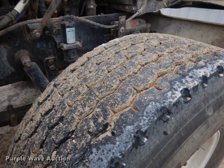 image for item JQ9322 2001 International 5500i  ready mix truck