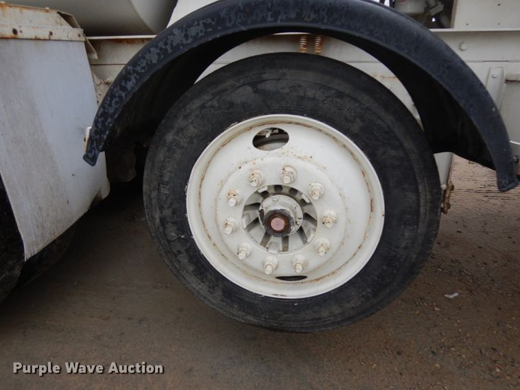 image for item JQ9322 2001 International 5500i  ready mix truck