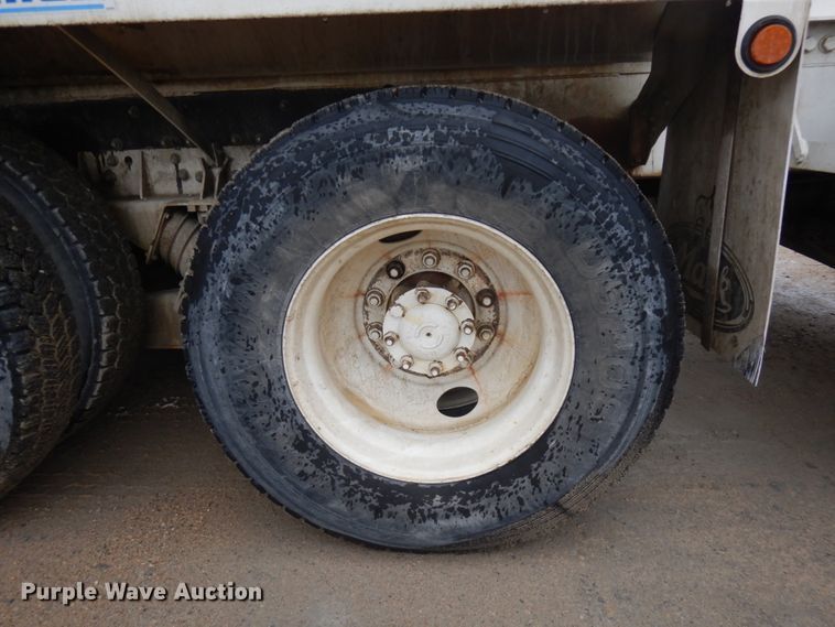 image for item JQ9322 2001 International 5500i  ready mix truck