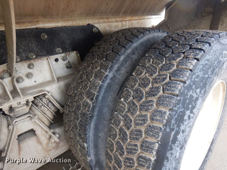 image for item JQ9322 2001 International 5500i  ready mix truck