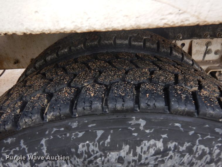 image for item JQ9322 2001 International 5500i  ready mix truck