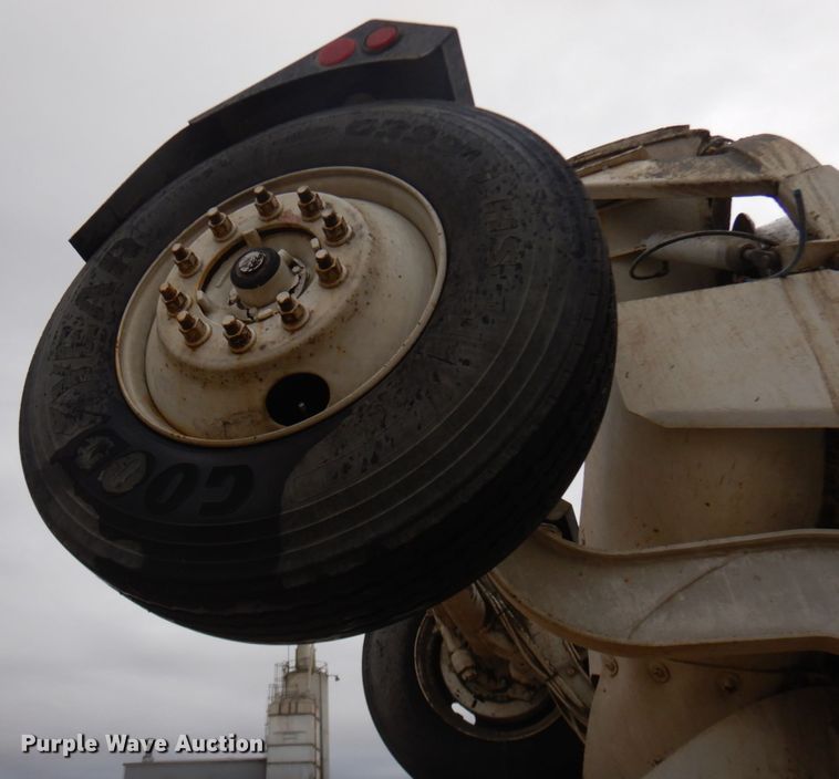 image for item JQ9322 2001 International 5500i  ready mix truck