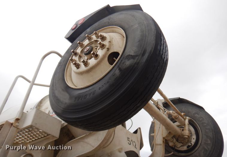 image for item JQ9322 2001 International 5500i  ready mix truck