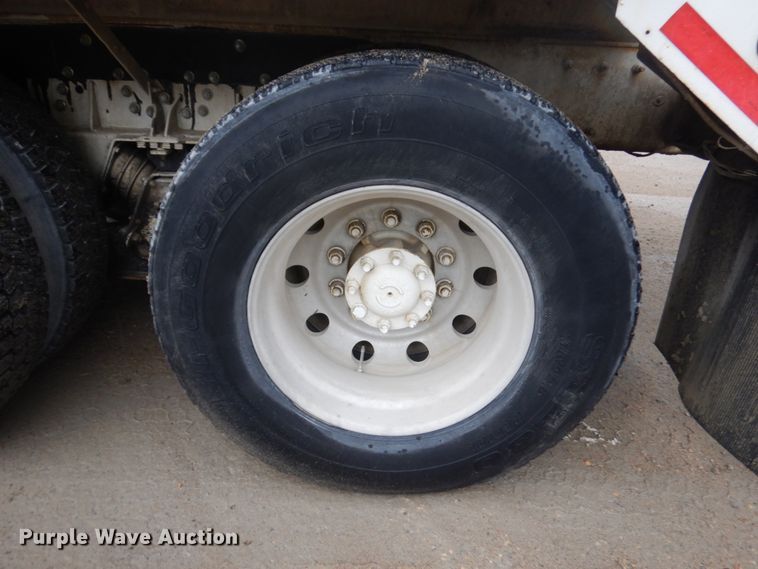 image for item JQ9322 2001 International 5500i  ready mix truck