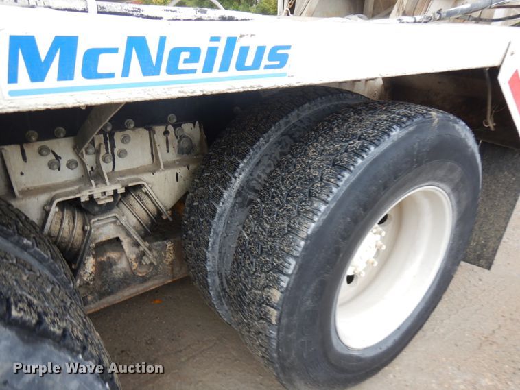image for item JQ9322 2001 International 5500i  ready mix truck