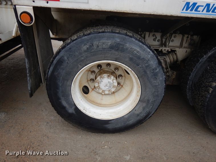 image for item JQ9322 2001 International 5500i  ready mix truck