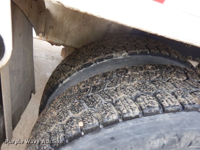 image for item JQ9322 2001 International 5500i  ready mix truck