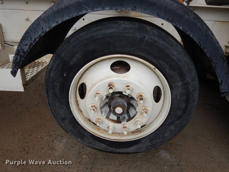 image for item JQ9322 2001 International 5500i  ready mix truck