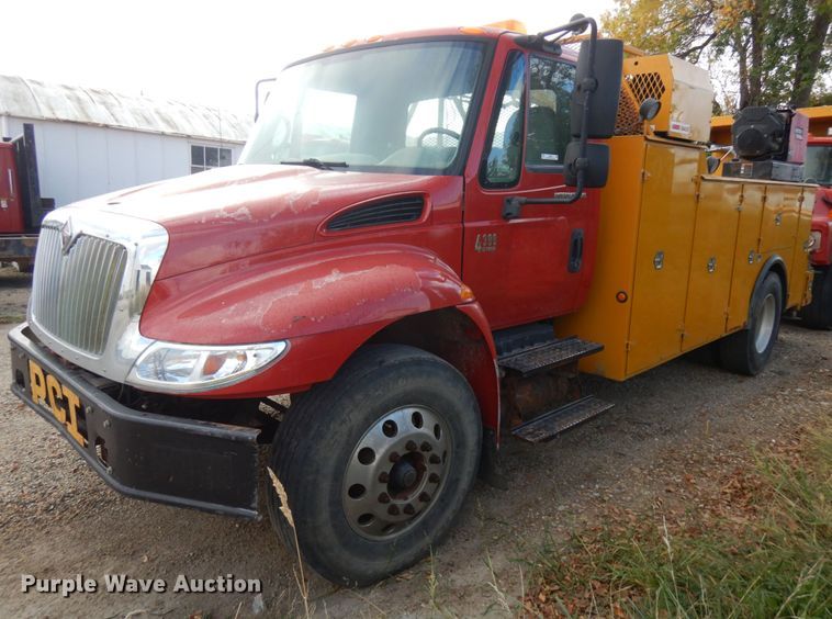 image for item JQ9341 2005 International 4300  utility / service truck