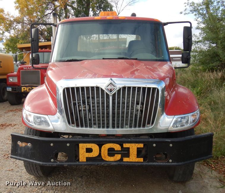 image for item JQ9341 2005 International 4300  utility / service truck