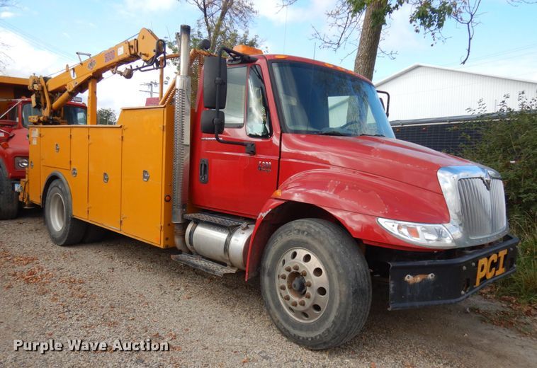 image for item JQ9341 2005 International 4300  utility / service truck