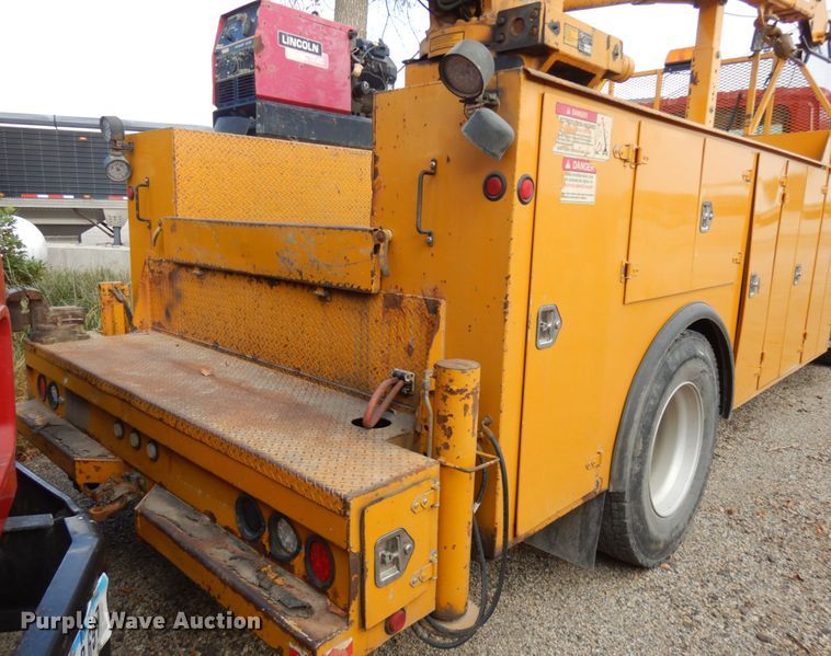 image for item JQ9341 2005 International 4300  utility / service truck