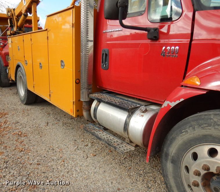 image for item JQ9341 2005 International 4300  utility / service truck