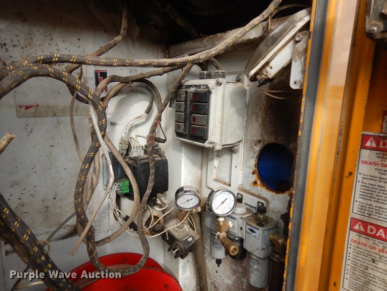 image for item JQ9341 2005 International 4300  utility / service truck