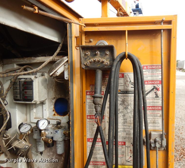 image for item JQ9341 2005 International 4300  utility / service truck