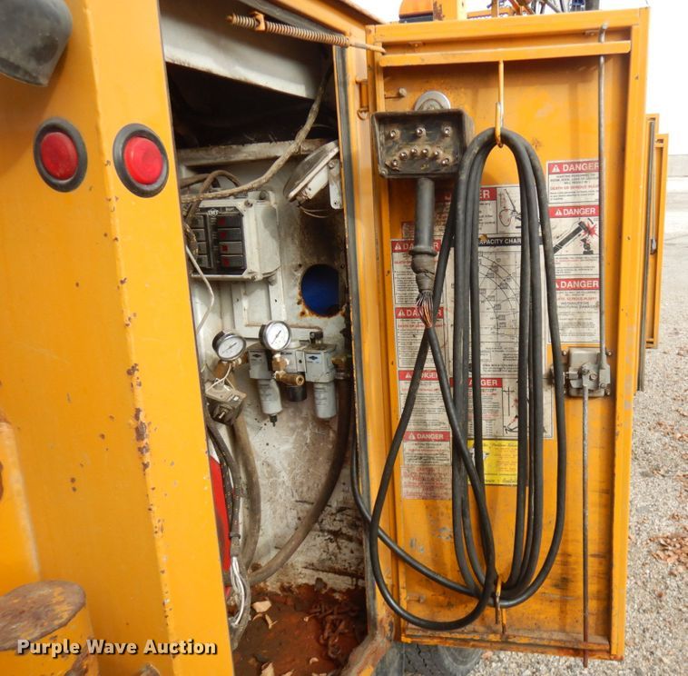 image for item JQ9341 2005 International 4300  utility / service truck