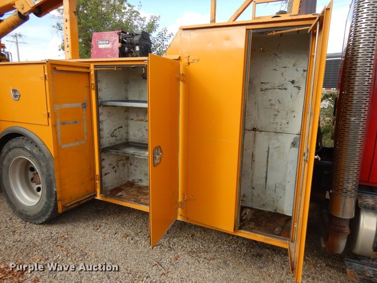 image for item JQ9341 2005 International 4300  utility / service truck