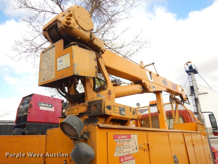 image for item JQ9341 2005 International 4300  utility / service truck