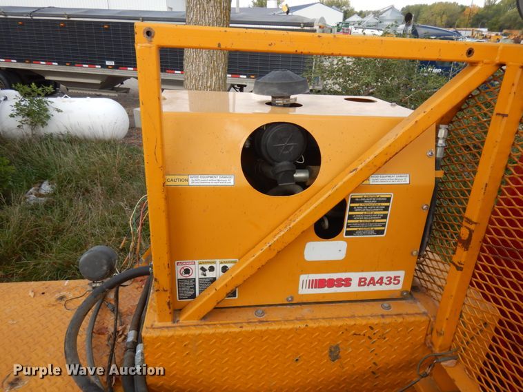 image for item JQ9341 2005 International 4300  utility / service truck