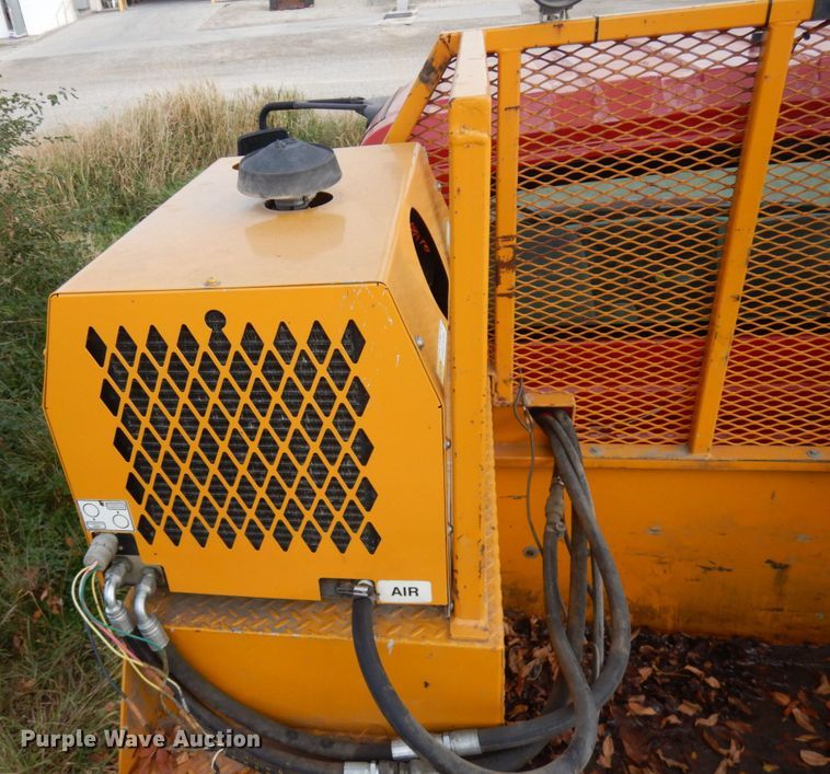 image for item JQ9341 2005 International 4300  utility / service truck