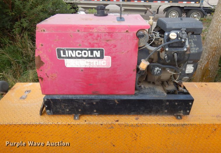 image for item JQ9341 2005 International 4300  utility / service truck