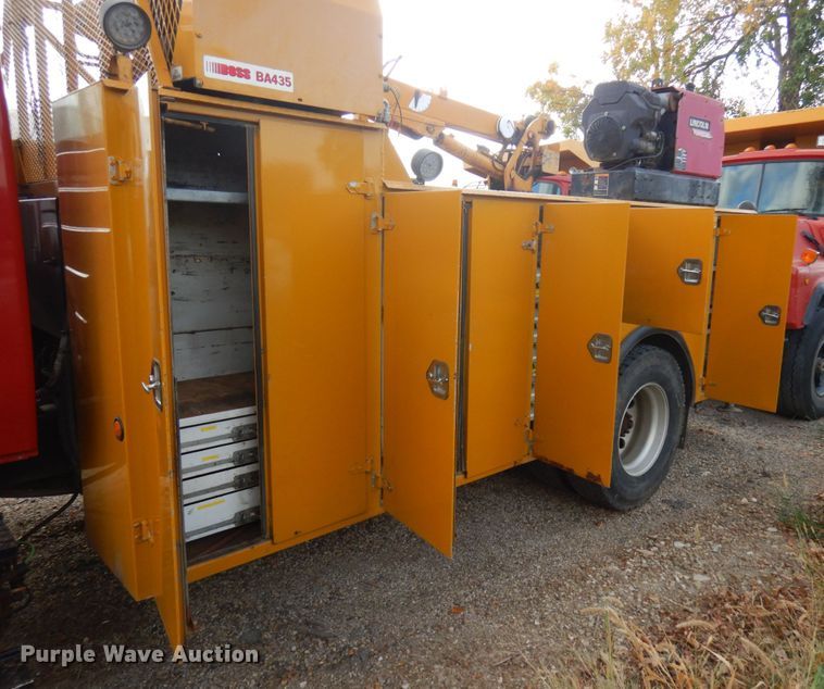 image for item JQ9341 2005 International 4300  utility / service truck