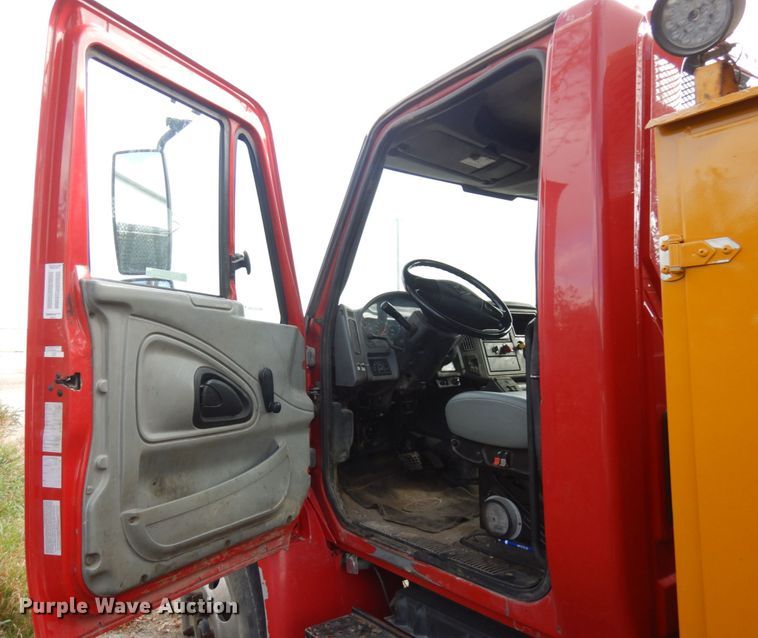 image for item JQ9341 2005 International 4300  utility / service truck