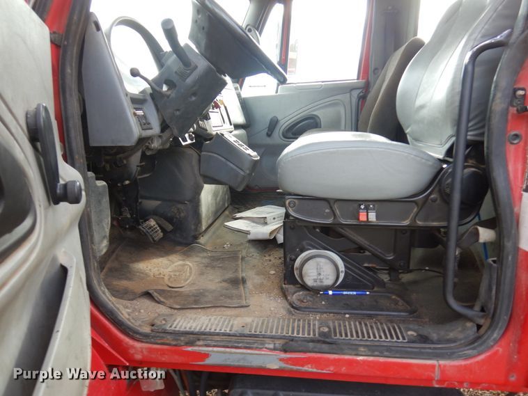 image for item JQ9341 2005 International 4300  utility / service truck