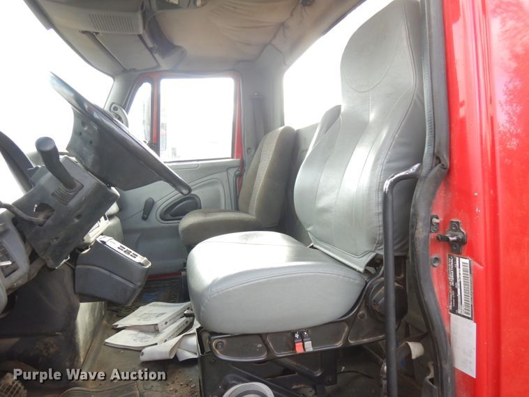 image for item JQ9341 2005 International 4300  utility / service truck