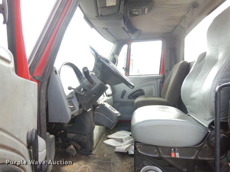 image for item JQ9341 2005 International 4300  utility / service truck