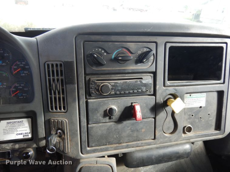 image for item JQ9341 2005 International 4300  utility / service truck