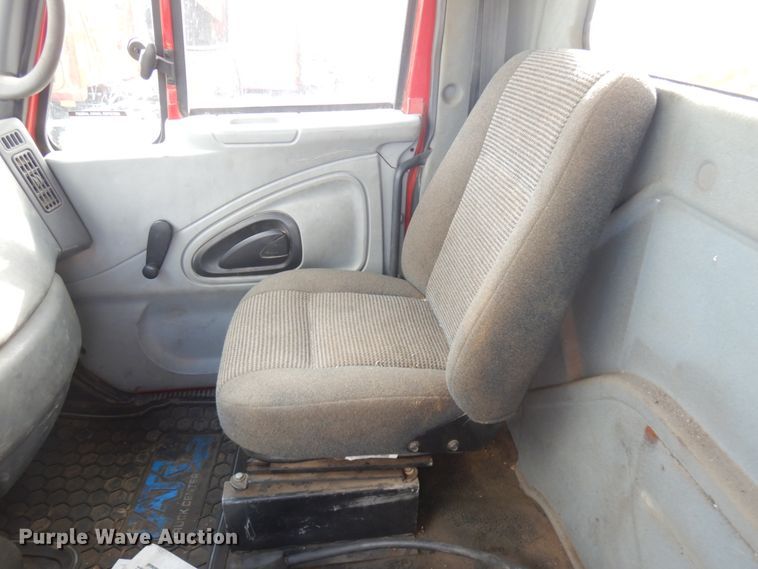 image for item JQ9341 2005 International 4300  utility / service truck