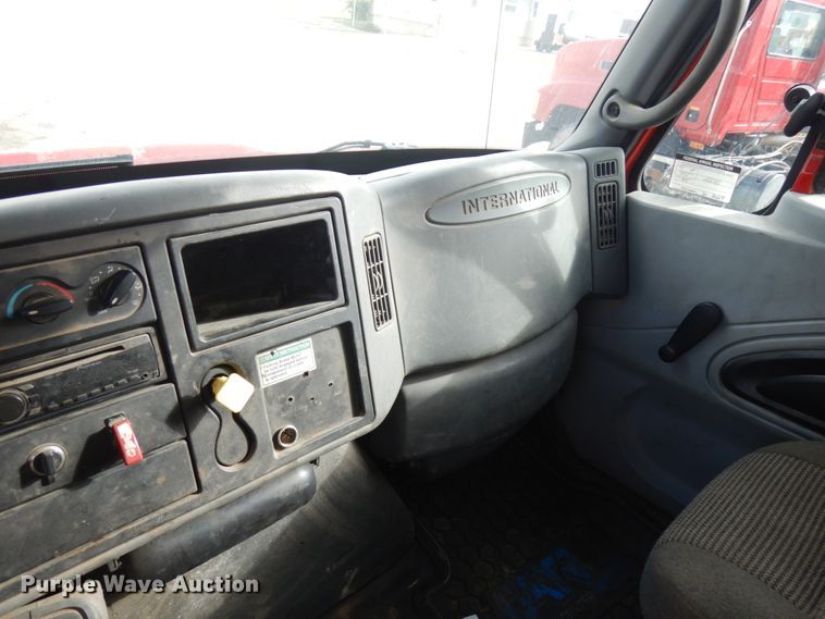 image for item JQ9341 2005 International 4300  utility / service truck