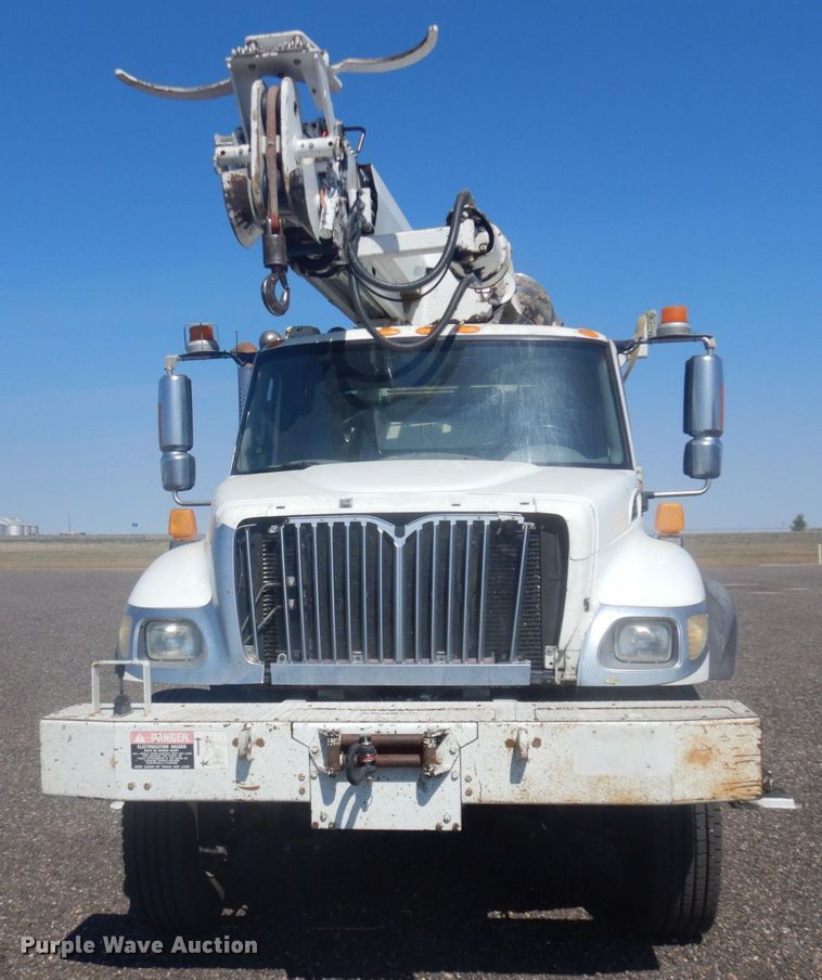 image for item JZ9841 2003 International 7400  digger derrick truck