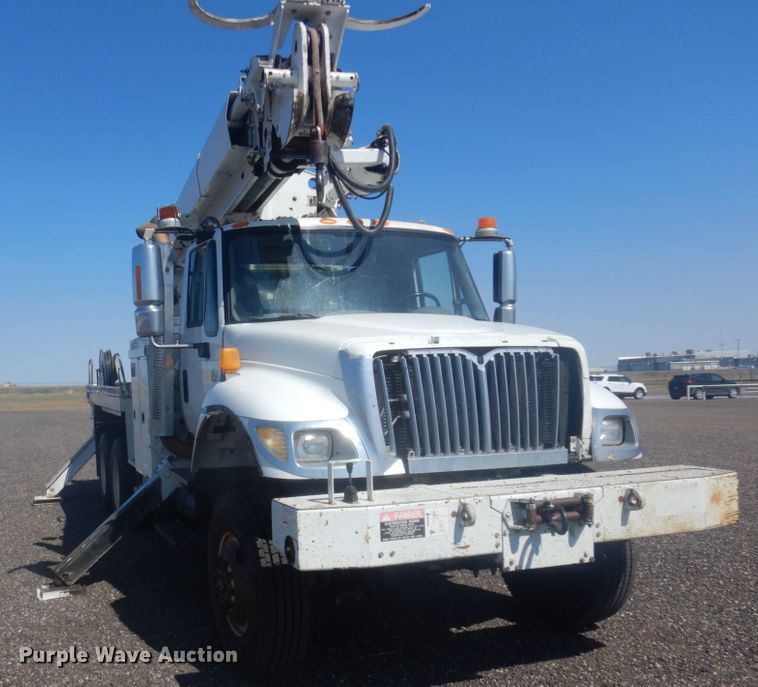 image for item JZ9841 2003 International 7400  digger derrick truck