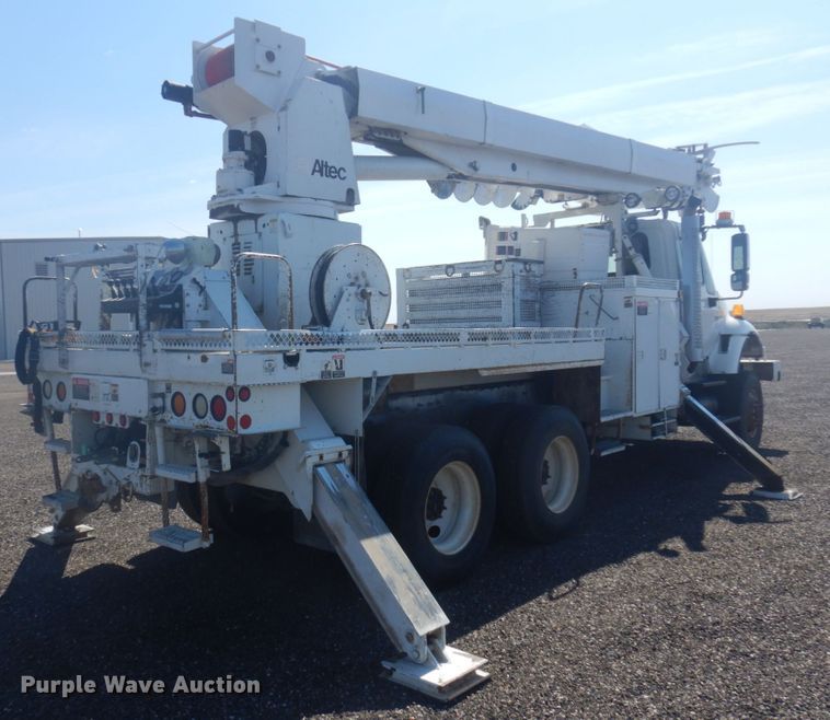 image for item JZ9841 2003 International 7400  digger derrick truck