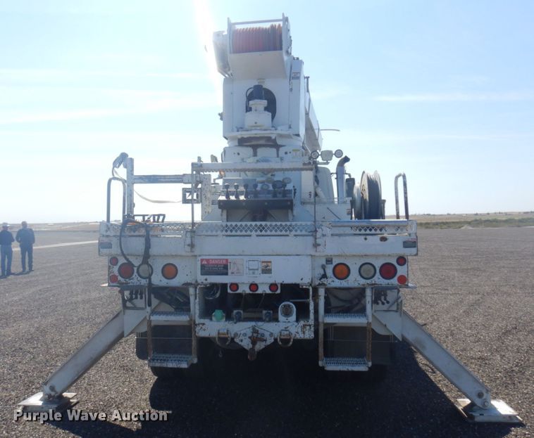 image for item JZ9841 2003 International 7400  digger derrick truck