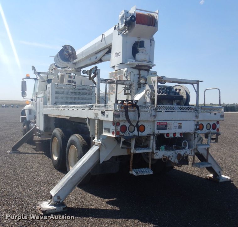 image for item JZ9841 2003 International 7400  digger derrick truck